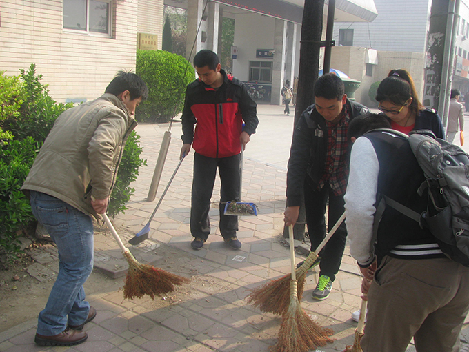 图2 共同打扫学校门口